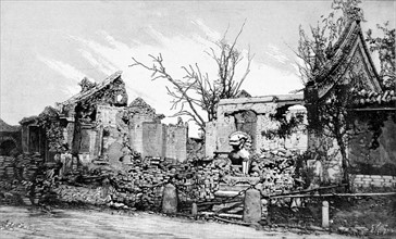 Révolte des Boxers.
La porte d'entrée de la légation française à Pékin, après l'attaque du 15 août 1900.