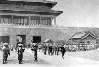 Révolte des Boxers.
La parade militaire du 28 août 1900 à Pékin, à travers le palais impérial.