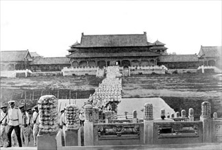 Révolte des Boxers. 
La parade militaire des Russes traversant une des cours du Palais impérial, le 26 août 1900 à Pékin.