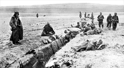 Guerre des Balkans.
Les tranchées creusées dans l'intervalle des gros ouvrages permanents des lignes de Tchayaldja, en Turquie (1912).