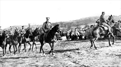 Guerre des Balkans.
Au camp bulgare, le roi Ferdinand de Bulgarie visitant les lignes d'investissement, en 1912.
