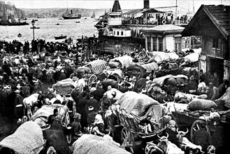 Guerre des Balkans.
A Constantinople en 1912, les émigrants de Thrace attendant leur embarquement pour les rives d'Asie.