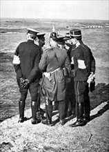 Guerre des Balkans.
En Turquie, en 1912, colloque informel des attachés militaires à Constantinople, sur les lignes de Tchataldja.