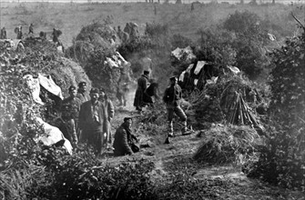 Guerre des Balkans.
Un bivouac dans les retranchements bulgares devant Andrinople, en 1912.