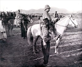 Au Tchad, en 1912, le colonel Largeau passe en revue les soldats de la France.