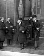 M. Raymond Poincaré, chef du gouvernement, sortant de l'Elysée après le conseil des ministres, le 17 janvier 1922.
