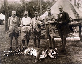 Le prince de Galles chassant le tigre au Népal, en 1922.