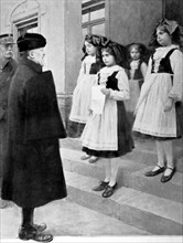 En Alsace, M. Poincaré répond au compliment de bienvenue des écolières de Montreux-Vieux (1915).