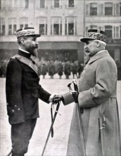 A Strasbourg (le 25 janvier 1919), le maréchal Pétain félicite le général Gouraud après lui avoir remis le grand cordon de la Légion d'Honneur.
