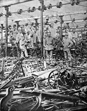 Première Guerre Mondiale.
A Boussière, en juin 1917, des soldats allemands au milieu des ruines des métiers à tisser du tissage Cattelain qu'ils ont détruits au marteau.