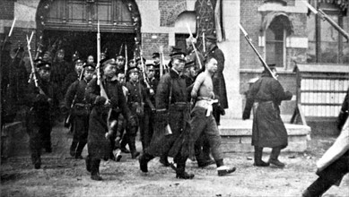 Après les émeutes de Pékin, coolies chinois amenés à la décapitation, en février 1912.