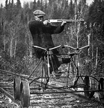 Wagonnet à pédales employé par les gardes-chasse du Canada pour patrouiller à travers les immenses forêts (1929).