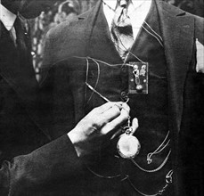 Mannequin equipped with electric ringing on which the pickpockets can practise (1930)