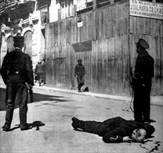 Au cours d'une émeute à Lisbonne en 1930, exécution du chef de la police, M. Barbora, en pleine rue.