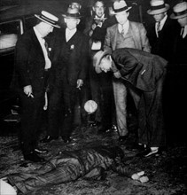 Exécution par un tueur, en plein New York, d'un gangster, Moë Horowitz, en 1930.
