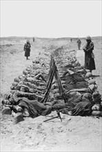 Guerre du Transvaal. 
Soldats anglais dormant en plein champ devant Colesberg, en 1900.