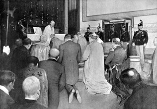 Léon XIII célébrant la messe dans sa chapelle privée, à Rome en 1900.