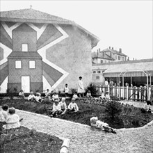 Un jardin d'enfants dans une cité ouvrière d'une mine de Lorraine, Un jardin d'enfants dans une cité ouvrière d'une mine de Lorraine, à Saint-Pierremont-Mancieulles, en 1930., en 1930.