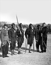 Un légionnaire et quatre tirailleurs africains reçoivent la médaille militaire des mains du général Moinier, au Maroc en 1910.