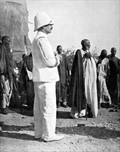 Le colonel Moll harangue la foule indigène à Fort Lamy, au Tchad (1910)