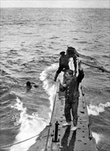 Première Guerre Mondiale. 
Sauvetage de marins allemands par l'équipage d'un sous-marin britannique (1916).