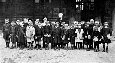 Première Guerre Mondiale. 
Les enfants d'une des écoles primaires de Reims, avec leurs masques à gaz (1916).