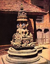 Un "Lingam", symbole hindou transformé par le bouddhisme népalien (Népal, 1929)