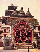Le dieu Bhairab sur la grande place de Katmandou, au Népal (1929).
