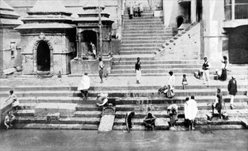 Le quai de la rivière Bagmati à Pashpati (eau sacrée), au Népal (1929).