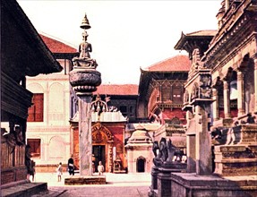 Devant l'ancien palais royal de Bhatgaon, au Népal (1929)