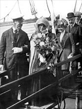 Mme Sarah Bernhardt débarque en Angleterre pour y jouer "l'Aiglon" au Coliseum de Londres, en 1910.