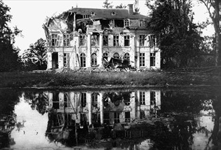 Première Guerre Mondiale. 
Le château de Boesinghe en Belgique, après un bombardement en 1915.