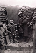 Distribution de café dans une tranchée, sur le front en 1916.