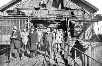 Première Guerre Mondiale.
M. Clemenceau visitant une mine de charbon près de Béthune, le 12 avril 1918.