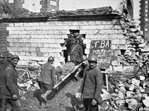 Première Guerre Mondiale. 
Un poste de secours dans les lignes françaises entre Amiens et Montdidier, en 1918.