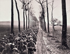 Première Guerre Mondiale. 
Un régiment d'infanterie monte prendre ses positions, dans les lignes françaises entre Amiens et Montdidier (1918)
