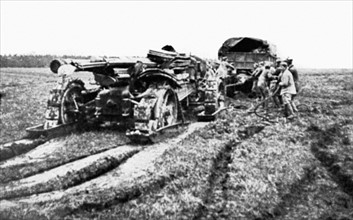 Première Guerre Mondiale. 
Un 155mm Filloux mis en batterie dans les lignes françaises entre Amiens et Montdidier (1918).