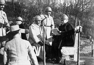 Première Guerre Mondiale. 
Visite du président Poincaré aux organisations défensives de la Woëvre, en 1916.