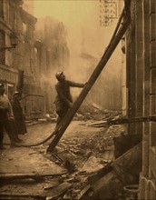 Première Guerre Mondiale. 
A Verdun, les pompiers luttent contre les feux allumés par les obus incendiaires (1916).
