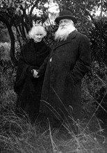 Le sculpteur Auguste Rodin photographié dans le parc de sa villa de Meudon, en 1916 avec son épouse Rose Beuret.