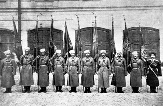 Première Guerre Mondiale. 
Après la prise d'Erzeroum, les soldats exhibent neuf étendards pris aux Turcs (1916).