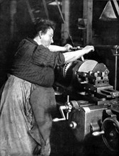 Première Guerre Mondiale. 
Femme au travail dans une usine de guerre, en 1916.