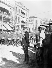Première Guerre Mondiale.
Le général Sarrail assiste au défilé  des premiers régiments italiens à travers la ville de Salonique, en 1916.