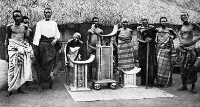 Les derniers familiers de l'ancien roi du Dahomey, autour du trône de Behanzin, au Dahomey en 1928.