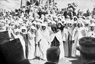 A Agadir, en 1928, M. Steeg, résident général de France, harangue les chefs des tribus nouvellement soumises et les délégués des tribus encore dissidentes.