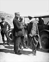 Guerre du Rif. 
Le général Mougin salue Si Mohamed Azerkane, beau-frère d'Abd-el-Krim, au Maroc (1926).