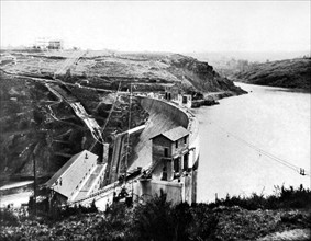 Le barrage d'Eguzon en cours de construction, en France (1926)