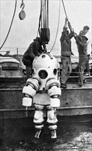 Testing of a P-7 Neufeldt and Kuhnk metal diving suit, in France (1926)