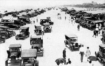 Automobile gathering on Daytona Beach, in the United States, 1926