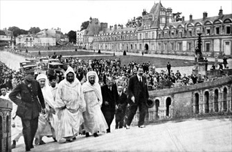Moulaï Youssef, sultan du Maroc, en visite au château de Fontainebleau, en 1926.